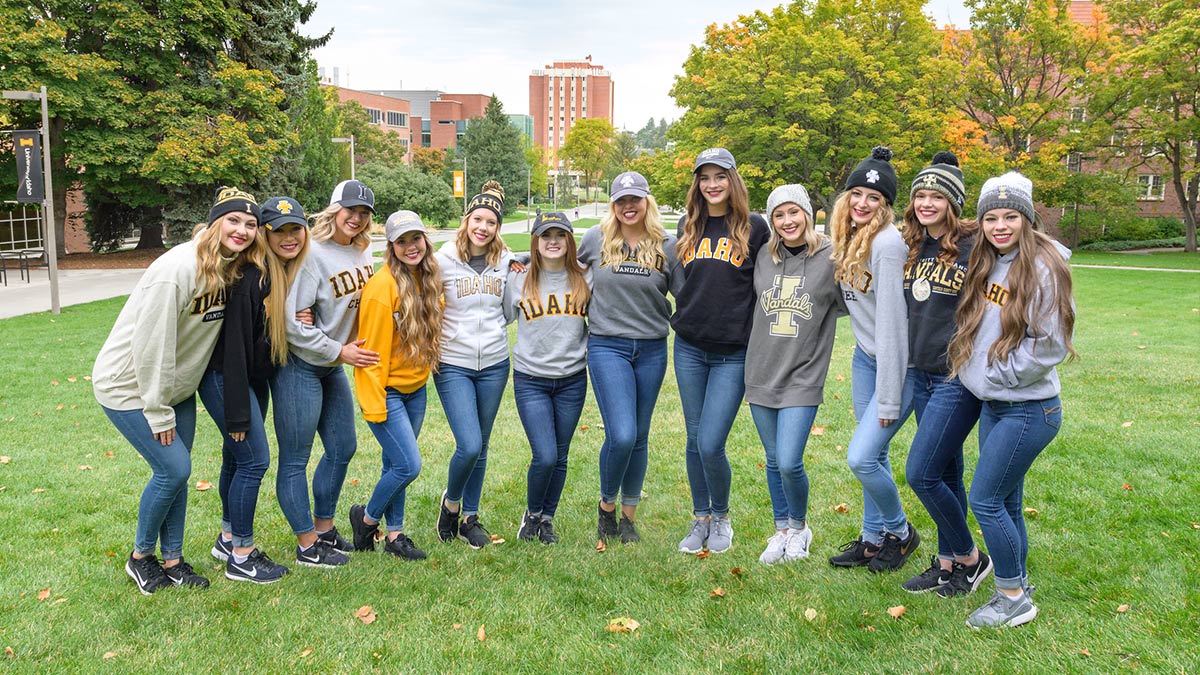 Students wearing U of I gear